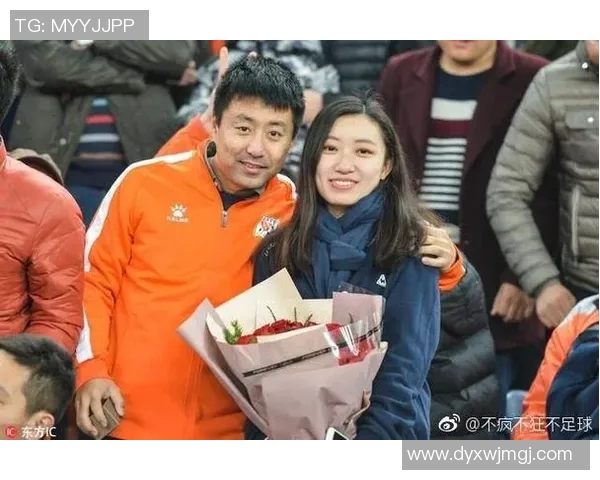 今日足球明星浪漫求婚成功甜蜜瞬间感动全场引发热议 今日足球明星浪漫求婚成功甜蜜瞬间感动全场引发热议
